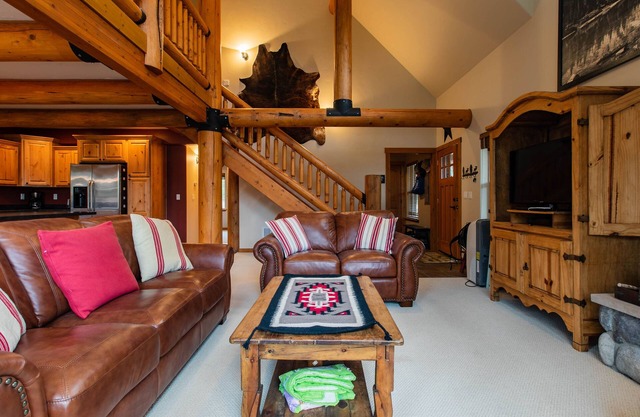 Gorgeous lakefront cabin with fireplace & deck - 5 miles to Glacier
