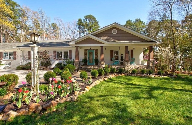 Gorgeous lakeside retreat with room for all!