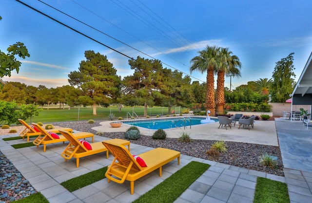 GORGEOUS Mid Century - Close to Strip - Golf - Views - Superhost Status - WOW