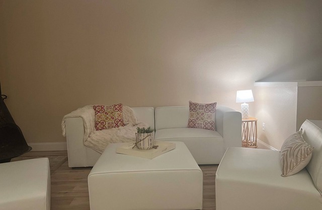 Gorgeous Oasis 2 bed/1 bath Spacious Townhouse overlooking Pool & close to Beach