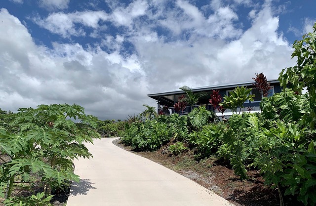 Gorgeous Ocean View, Comfortable Cool Elevation, Close to Everything!