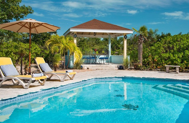 Gorgeous Pool, Private Garden, 5 min walk to Pelican Beach on Grace Bay.