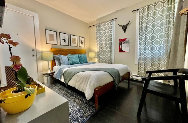 Gorgeous Rare 3BR 3BA duplex with free Parking, Rare gorgeous 3 bds 3 baths w/Parking in Best loca