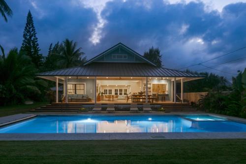 Gorgeous Renovated 1937 Plantation Style Beach House 50 Steps to the Center of the Beach home