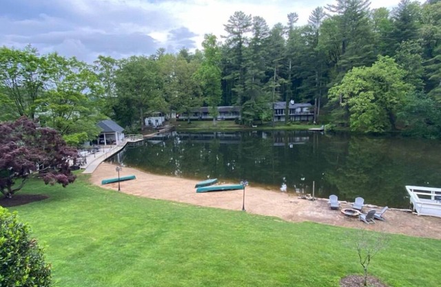 Gorgeous serene lake and beach front hide away