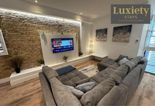 Gorgeous & Sleek 2BR City Centre Nr Cliffs Pavillion by Luxiety Stays