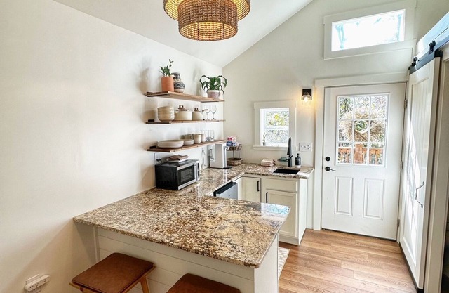 Gorgeous studio cottage less than 1/2 mile from Western Carolina University!