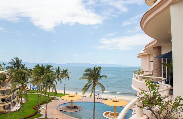 Gorgeous Two-Story Penthouse Private Community on the Beach!