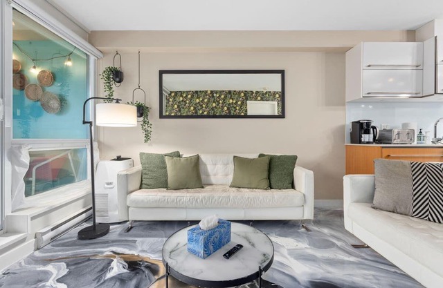 Gorgeous Unit in Downtown+Private Patio+1Parking