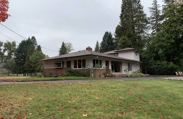 Gorgeous Views of Rogue River from house, patio, lawn and large deck/balcony