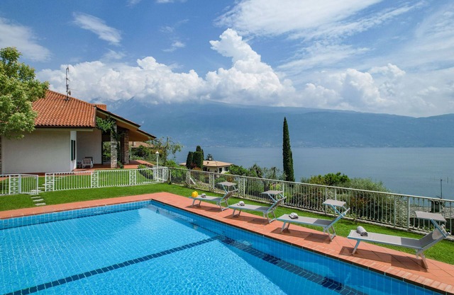 Gorgeous villa with swimming pool and lake view