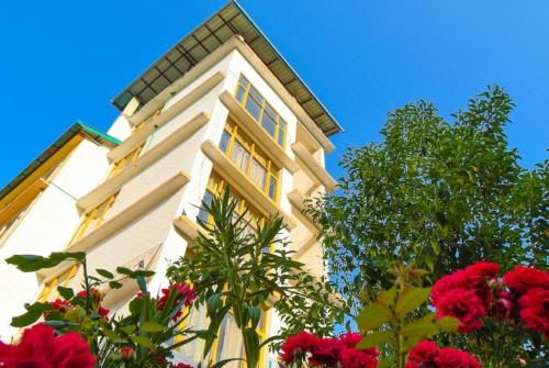 Goroomgo New Ambika Mall Road Manali - Prime-location-and-Spacious-Room with Luxury Room And parking Facilities