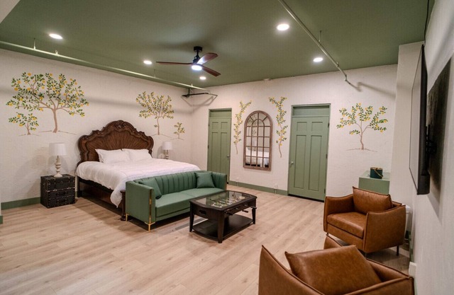 Government St. Balcony Suite 209