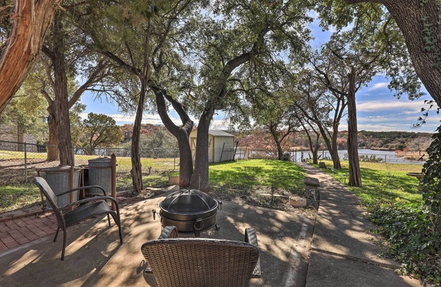 Granbury Getaway w/Lake Views: 2 Mi to Downtown!