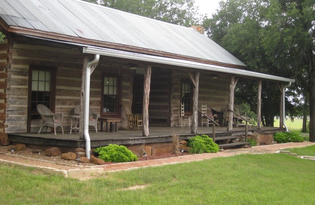 Granbury Log Cabin - West Cabin - Two seperate cabins under one roof