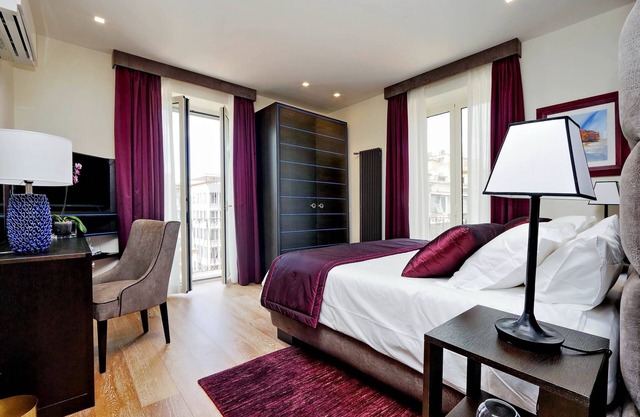 Grand Deluxe six roomed apartment with balcony at the corner of Via Veneto