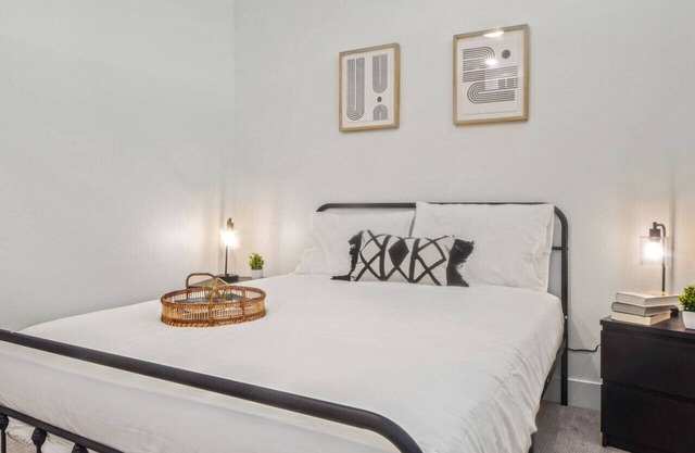 Grand New Studio Apartment with Pool and Golf Sim