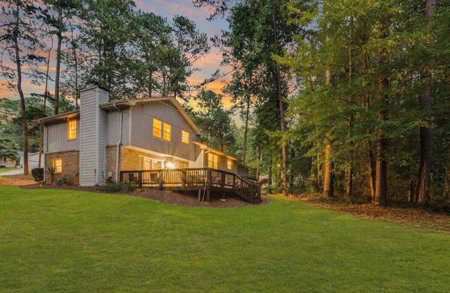 Grand Retreat: 5 Bedroom Sleeps 12, Spacious Deck