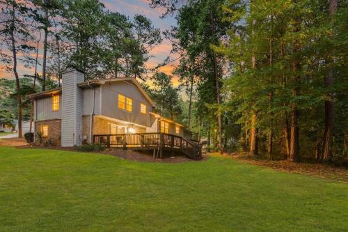 Grand Retreat Sleeps 12 Spacious Deck and WiFi
