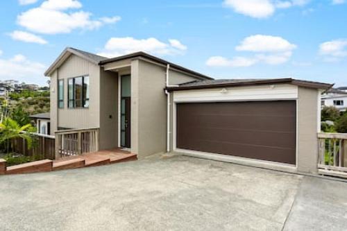 Grand Retreat with spa pool and parking
