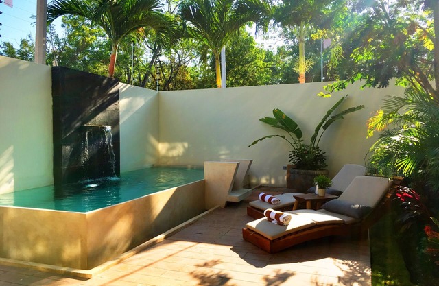 Grand Villa. Private Property. 2 condo layout. Pool. One complementary breakfast
