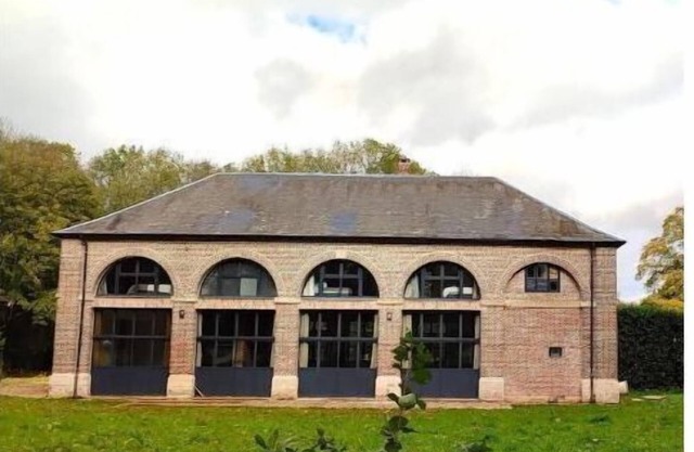 Grande Maison de Campagne au Milieu du Parc D'un Château