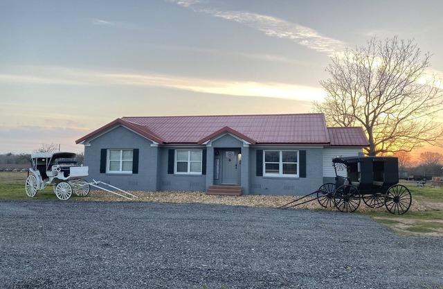 Grandview Carriage House at Copperas Creek - a renovated pet friendly farmhouse.