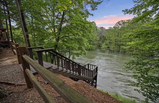 Grandview ~ Riverfront with play set, hot tub, kayaks and outdoor patio