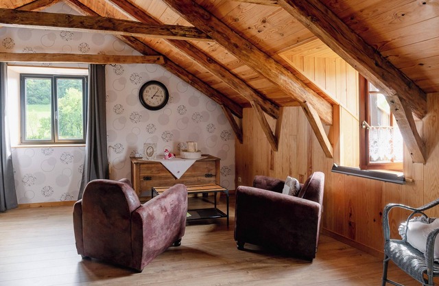 Grange Aménagée Avec le Charme Campagnard