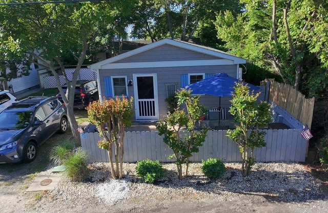 Great 2BR/1BA - 1/2 block to Beach with new fenced in patio!