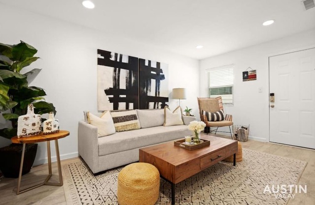 Great Clarksville Condo Near W 6th plus Free Parking