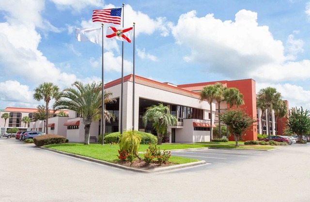 Great Deal! 2 Comfy Units, Close to Parks, Pool, Free Breakfast!