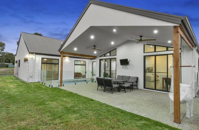 Great entertainer on the outskirts of Bendigo. Family-friendly!