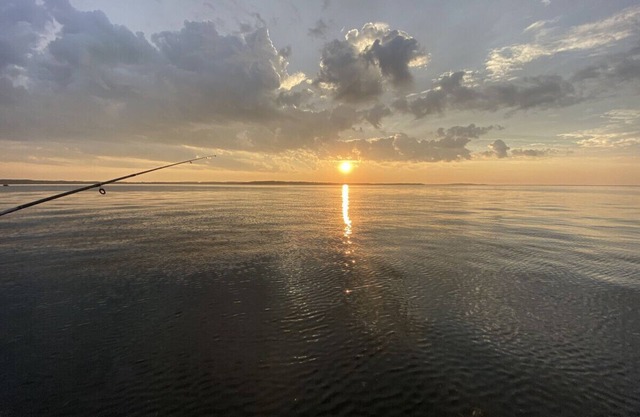 Great fishing w/dock on Mille Lacs. Fenced yard, canoe, ping pong!