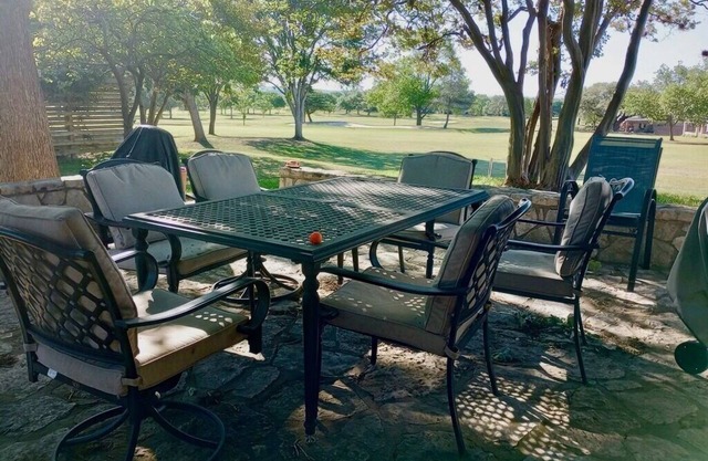 Great house overlooking 18th hole at Riverhill Country Club, pet friendly