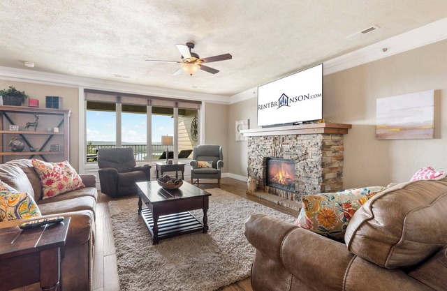 Great Lake Views in Spacious Luxury Condo at Treehouse 1402! Free Tickets to Branson Attractions!