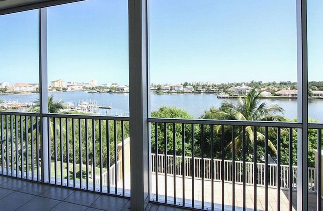 Great location! 2 blocks from the beach. End unit with beautiful bay views...
