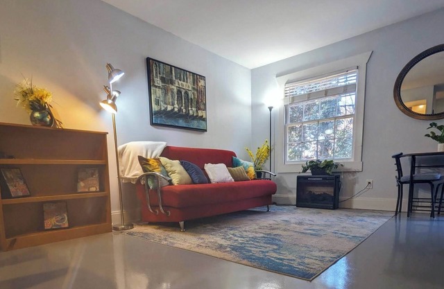 Great location by Bojangles Coliseum 2 bed/parking