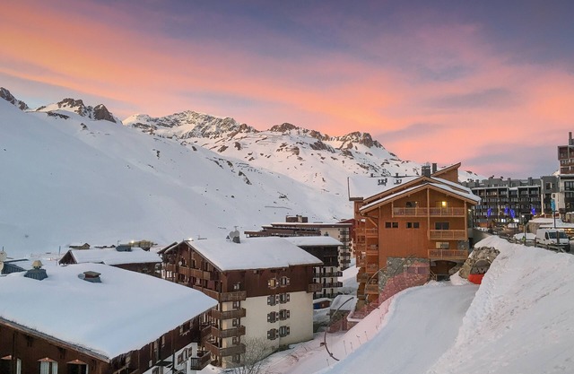Great location family ski apartment sleeps 6-8 ski-in/ski-out Tignes. 3*** 63sqm