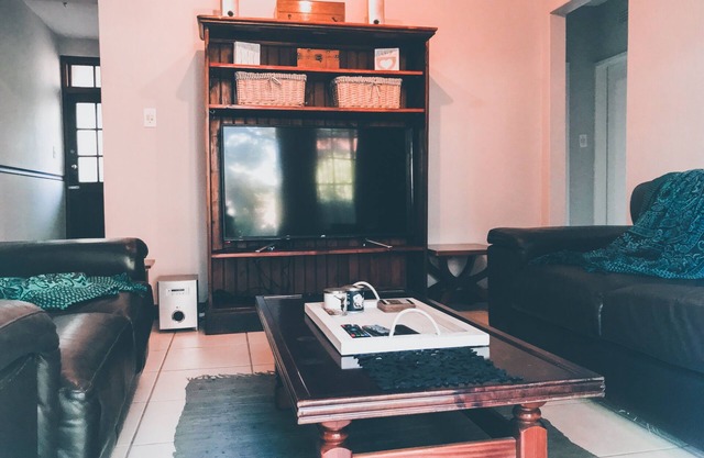 Great Location, Private Modern Garden Guesthouse