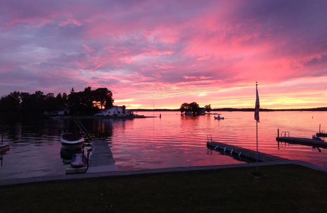 Great quiet cottage, river/channel/ship views, large Deck and Dock. No FEES!