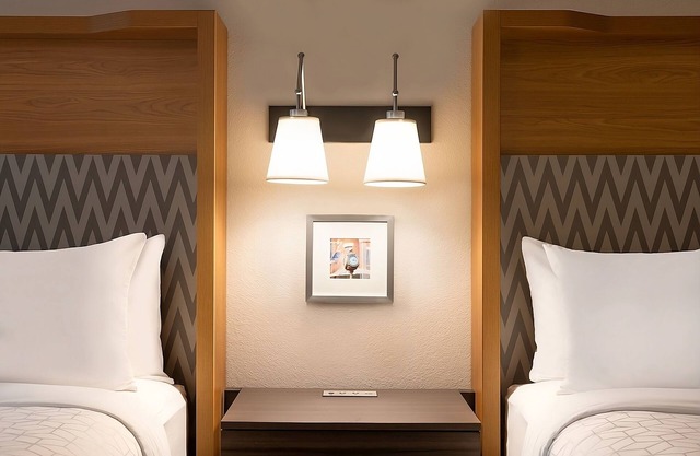 Great Relaxing Overnight Stay! 2 Classy Units! Indoor Swimming Pool