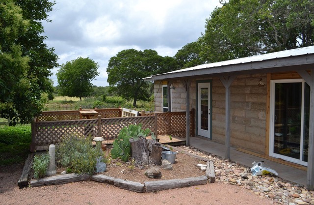 Great reviews,secluded,jacuzzi tub,full kitchen,deck area,pet friendly,WiFi