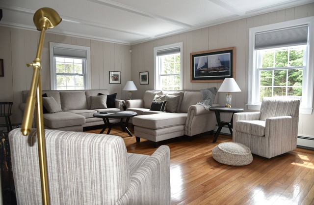 Great Saunderstown family friendly cottage short drive to beach.