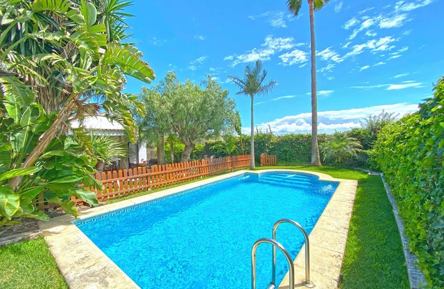 Great villa with private pool and tropical garden near the beach