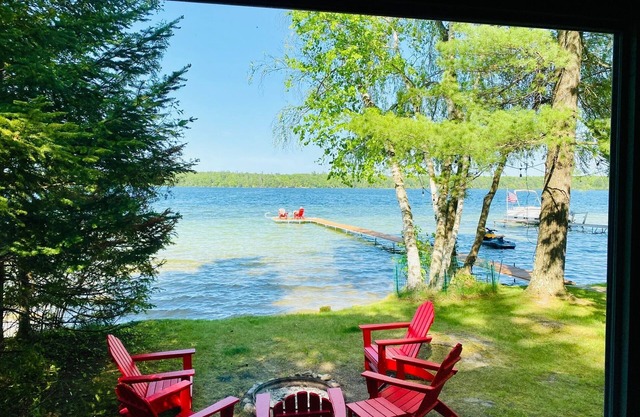 Green Lake: Charming Cottage with Sandy Beach & Dock - Ideal for Family Getaways