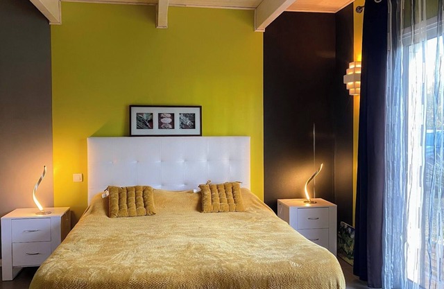 Green room on ground floor 1 with bathroom in attractive wooden house