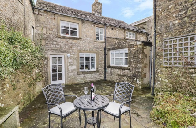 GREEN SMITHY COTTAGE, pet friendly, with open fire in High Bentham