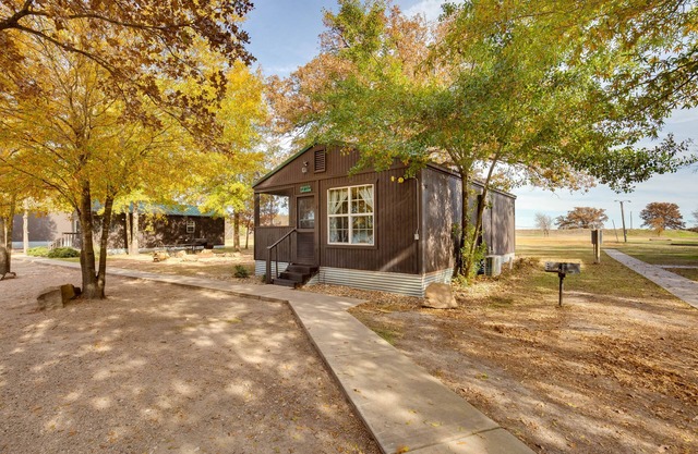 Grill & Dock Access: Waterfront Kerens Cabin