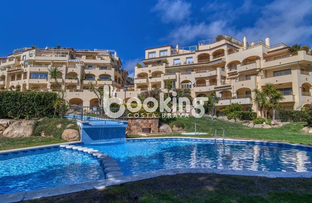 GROUND FLOOR WITH TERRACE FOR 4 PEOPLE WITH SEA VIEWS AND AT THE FOOT OF THE POO